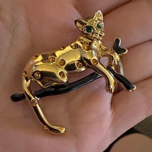 Vintage Elegant Gold leopard Brooch with green eyes